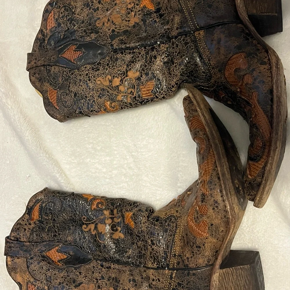 Corral Rustic Black and Brown Boots - Picture 4 of 8